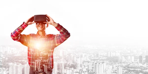 Hombre joven con auriculares de realidad virtual —  Fotos de Stock