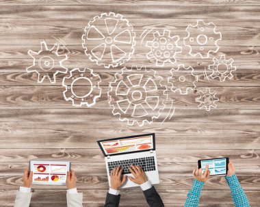 İş adamları aygıtlarla Üstten Görünüm