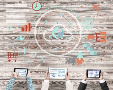 Cihazlar kullanarak insanların Üstten Görünüm 