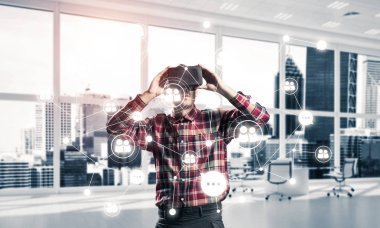 Sanal gerçeklik kulaklığı olan adam.