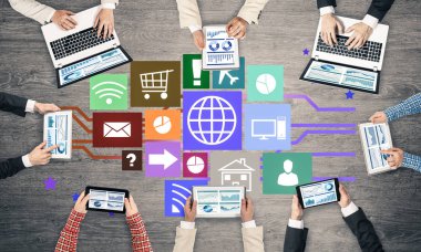 İş adamları aygıtlarla Üstten Görünüm