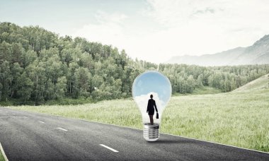 işkadını ampul içinde sıkışmış