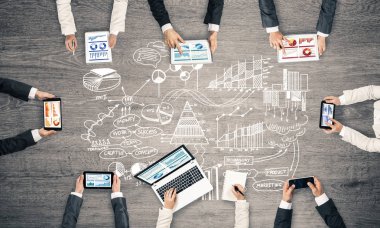 İş adamları aygıtlarla Üstten Görünüm