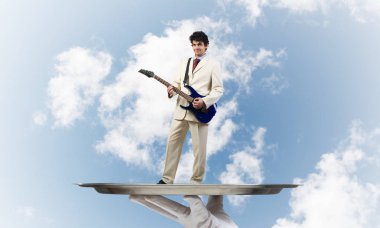 Garson tepsi adam sunulması