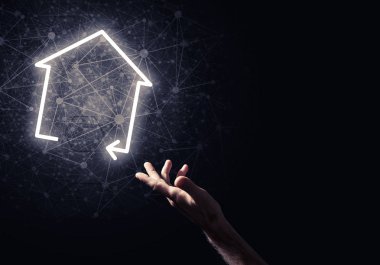 parlayan ev simgesini dokunmadan adam