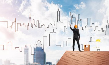 adam evin çatı sırt ile ayakta