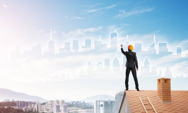 adam evin çatı sırt ile ayakta