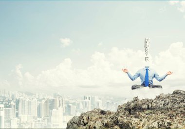 Lotus poz oturan işadamı 