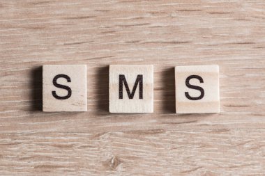 harflerle ahşap öğeleri