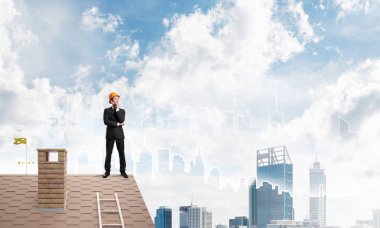 Takım elbiseli genç işadamı 