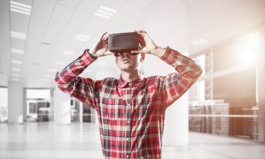 Sanal gerçeklik kulaklığı olan adam.