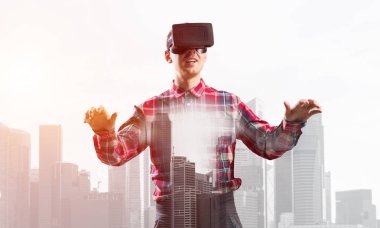 Sanal gerçeklik kulaklığı olan adam.