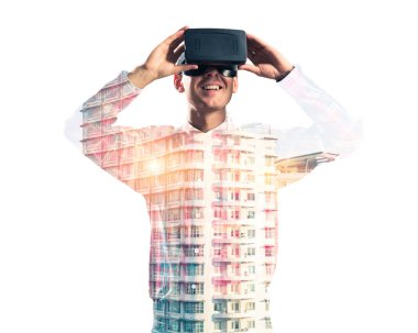 Sanal gerçeklik kulaklığı olan adam.