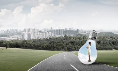 işkadını ampul içinde sıkışmış