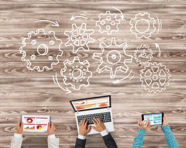 İş adamları aygıtlarla Üstten Görünüm