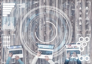 İş adamları aygıtlarla Üstten Görünüm