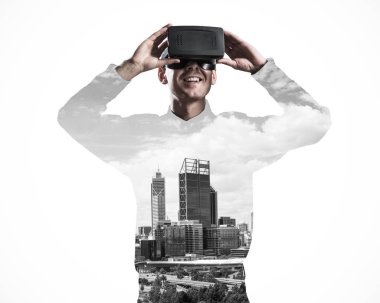 Sanal gerçeklik kulaklığı olan adam.