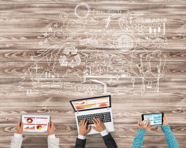 Cihazlar kullanarak insanların Üstten Görünüm 