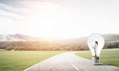 işkadını ampul içinde sıkışmış