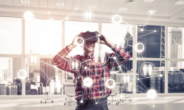 Человек с гарнитурой виртуальной реальности