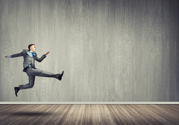  businessma nrunning acele