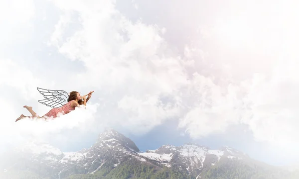 Vrouw vliegen in de lucht — Stockfoto