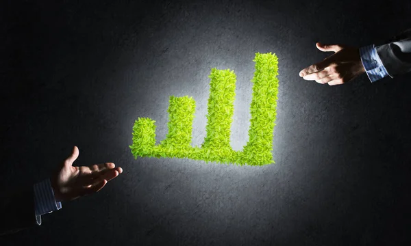 Sluiten van zakenman hand en groen groeiende grafiek — Stockfoto