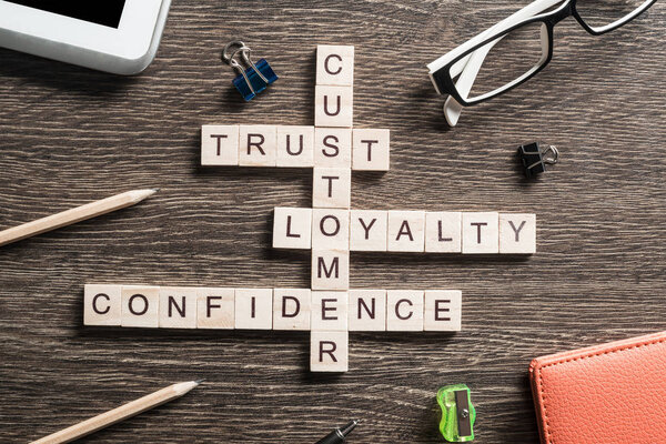 деревянные кубики на столе
