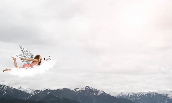 A sky high-repülő megafon nő — Stock Fotó
