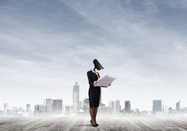 Kamera zoom ile meçhul iş kadını