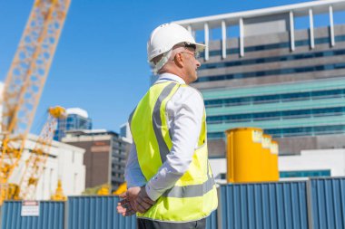 mühendis adam kask içinde 