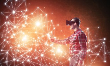 Sanal gerçeklik kulaklığı olan adam.