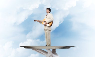 Garson tepsi adam sunulması