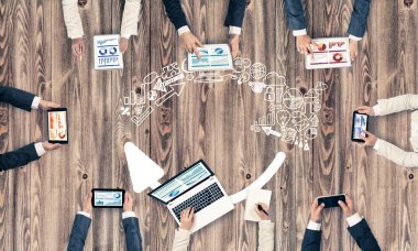 İş adamları aygıtlarla Üstten Görünüm