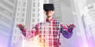 Sanal gerçeklik kulaklığı olan adam.