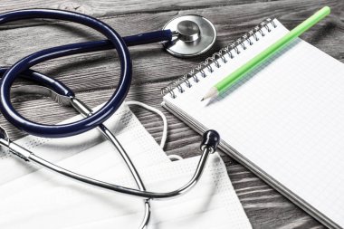 Ahşap masa üzerinde stetoskop