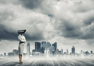 Kamera zoom ile meçhul iş kadını