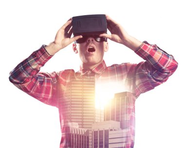 Sanal gerçeklik kulaklığı olan adam.