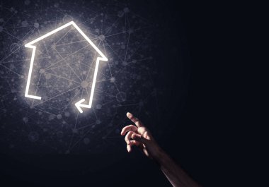 parlayan ev simgesini dokunmadan adam