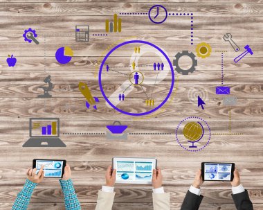 Cihazlar kullanarak insanların Üstten Görünüm 