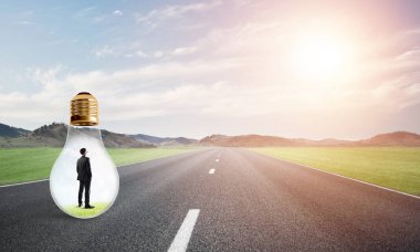 işadamı ampul içinde sıkışmış