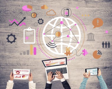 Cihazlar kullanarak insanların Üstten Görünüm 