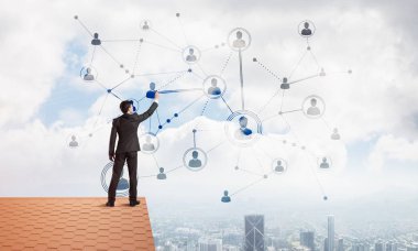 Arka ile ayakta genç adam 