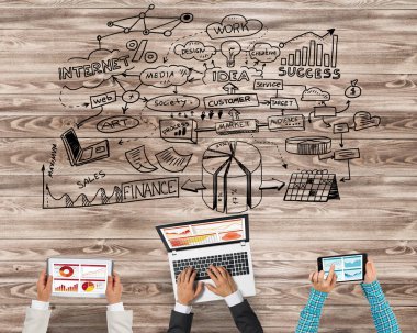 Cihazlar kullanarak insanların Üstten Görünüm 