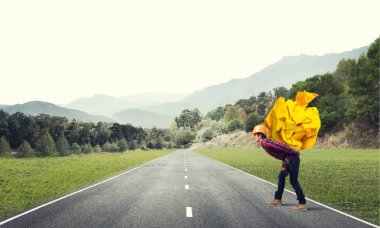 Oluşturucu adam taşıma kağıt topu 