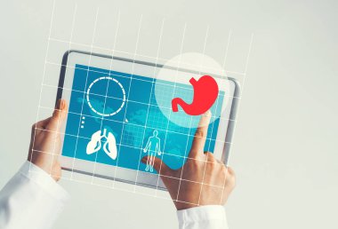 Bir tablet ile çalışan doktor kapatın