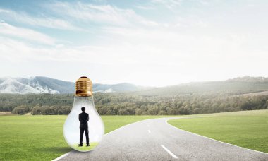 işadamı ampul içinde sıkışmış