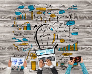 İş adamları aygıtlarla Üstten Görünüm