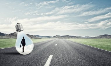 işkadını ampul içinde sıkışmış