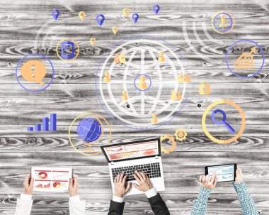 Cihazlar kullanarak insanların Üstten Görünüm 